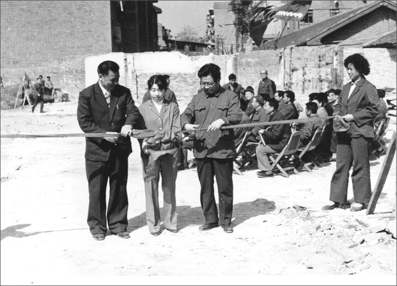1986年，長虹彩電工程奠基，這樣的剪彩儀式，剪出了中國最大的彩電生產(chǎn)基地之一