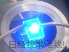   發(fā)光試驗(yàn)中的LED元件?；宄叽纾?cm見(jiàn)方，元件尺寸：0.3mm見(jiàn)方，注入電流：約200mA，中心波長(zhǎng)：450nm 