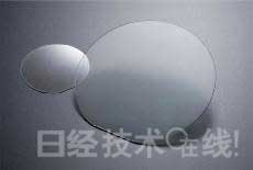 GaN晶圓。左為2英寸產(chǎn)品，右為4英寸產(chǎn)品
