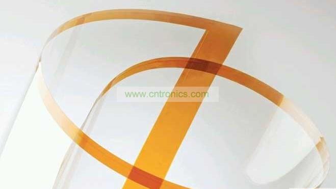 將Willow Glass卷成圓筒狀。