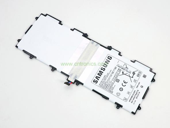 取出電池前要把周圍的帶狀電纜先拔出來，這個比較容易。Galaxy Note 10.1的電池容量為7000mAh,3.7V，預(yù)計續(xù)航時間8小時左右，重約136克，占據(jù)了整體重量的23%。不過為了減少機身厚度，電池做得很薄。