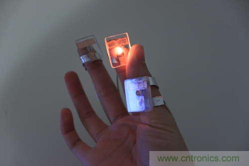 LED多點觸控手套DIY：把各部分焊接起來，測試