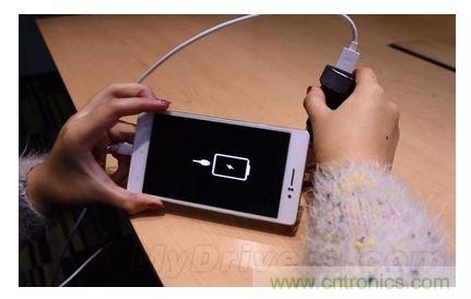 手機電池寒冷時為什么總充電？
