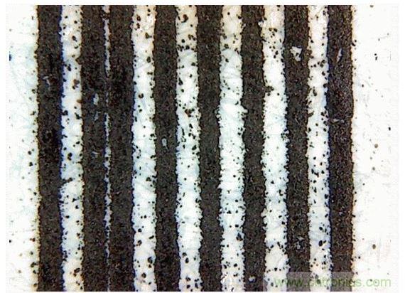 惠普(HP)Laserjet 600 M601(5mil的線(xiàn)寬和間距——顯微鏡圖像)。注意空白處的碳粉斑點(diǎn)和兩條并在一起的線(xiàn)