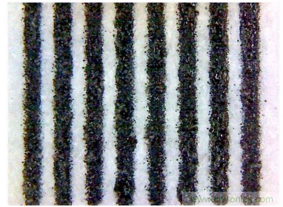 施樂(lè)(Xerox) Workcentre 5775(5mil的線(xiàn)寬和間距——顯微鏡圖像)。這是一張好得多的打印圖