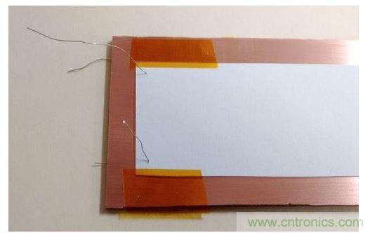 對(duì)齊后的碳粉轉(zhuǎn)印紙。注意用于對(duì)齊的小細(xì)線(xiàn)