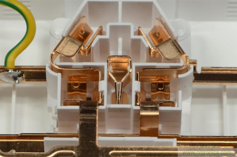 做工怒贊 神秘芯片！小米智能插線板拆解、評(píng)測(cè)