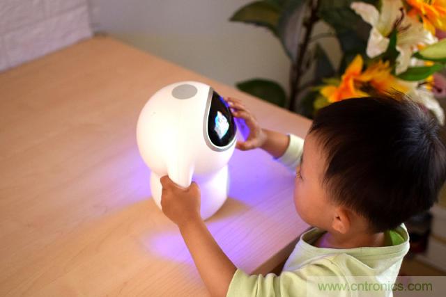 “爸爸再不陪我，我就長大了”——小騰機器人