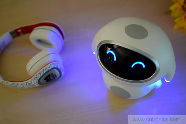 “爸爸再不陪我，我就長大了”——小騰機器人