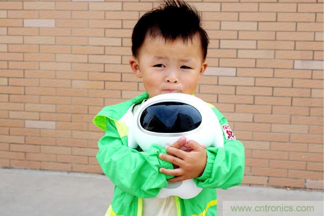 “爸爸再不陪我，我就長大了”——小騰機器人