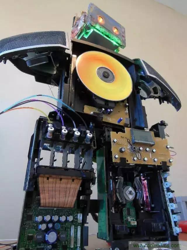 廢舊收音機如何變身成酷炫機器人？