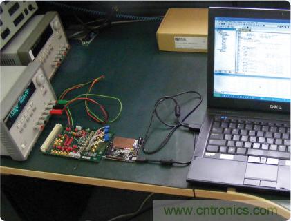 ADuC7026提供可編程電壓，用于評(píng)估多電源系統(tǒng)