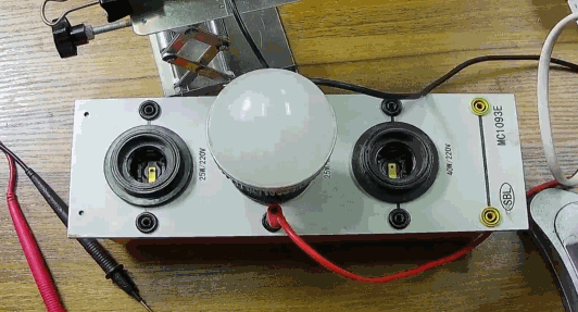 電燈泡內通有交流電，為什么看不到燈泡在閃爍？