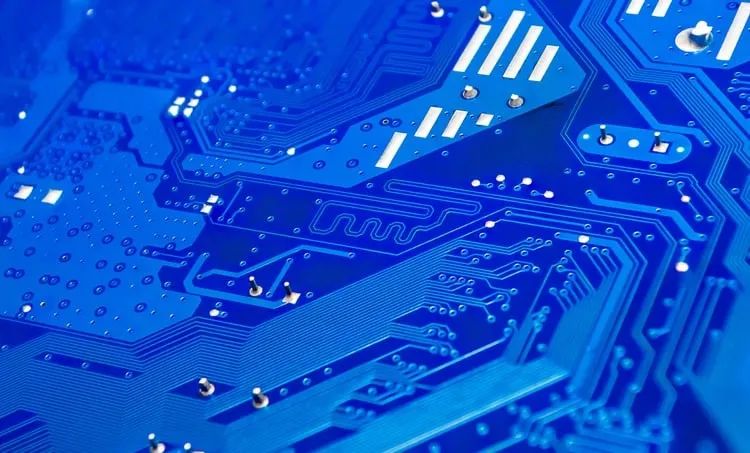 如何決定 PCB 中差分對的過孔阻抗？